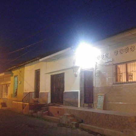 Casa Nica Leon Hostel Exterior photo